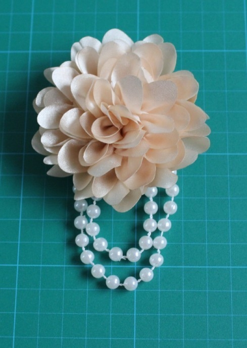Corsage in White Flower , Pearl Fabric Flower Corsages with Chiffon Artificial