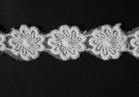 Cotton Embroidered Decorative Lace Trim 2.5cm Flower Pattern With Dyeing Color