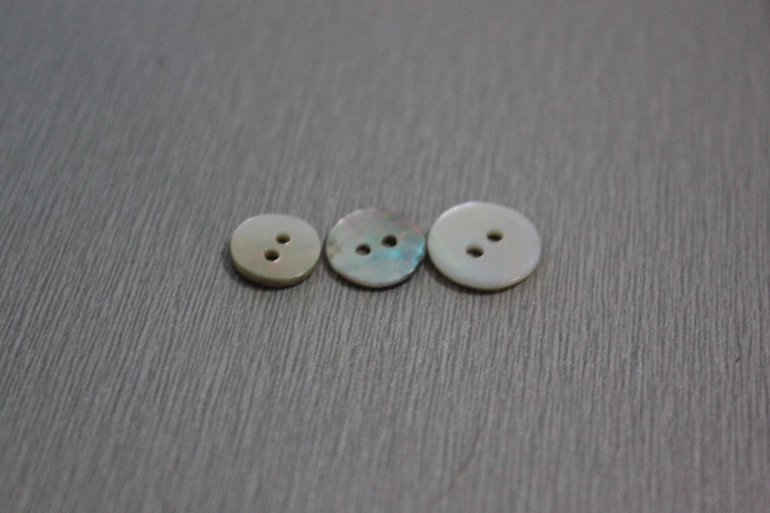White Universal Dress shirts Shell Custom Clothing Buttons 2 hole for men / women