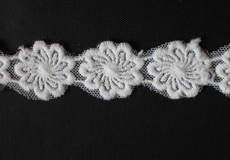 Cotton Embroidered Decorative Lace Trim 2.5cm Flower Pattern With Dyeing Color